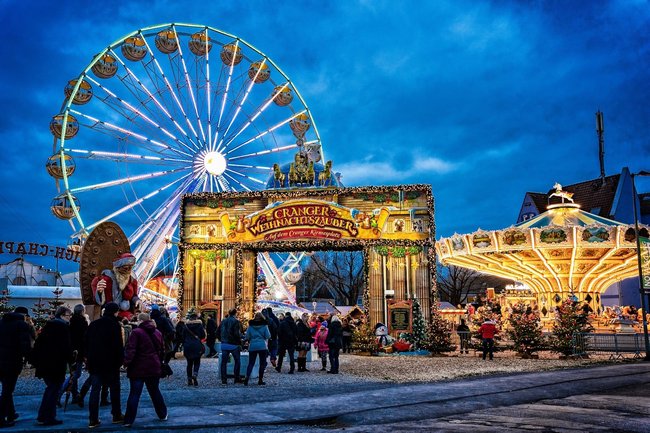 Eingangsbereich Riesenrad Pferdekarussell Eingangstor  c) Cranger Weihnachtszauber